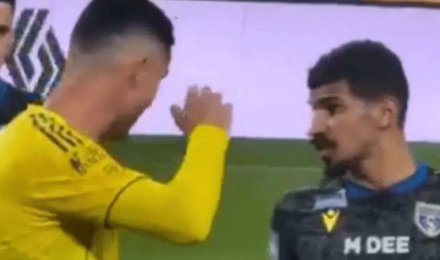 C罗对纠缠不休的布赖代后卫举手警告：别碰我了